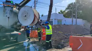 Personal del Ayuntamiento y Aguakan de Cancún reparan el socavón de la Región 92 