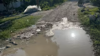 Calles sin pavimentar, fuga de agua y postes dañados afectan a vecinos de Seybaplaya