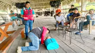 Vecinos de Lázaro Cárdenas aprenden primeros auxilios  para proteger al turismo 