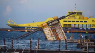 "Nautilus" quedó parcialmente hundida y podría ocasionar un accidente.