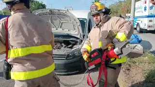 Aparatoso accidente deja dos lesionados en carretera 307 frente a Puerto Morelos