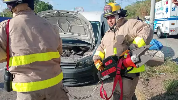 Los bomberos tuvieron que utilizar las “quijadas de la vida” para liberar a uno de los lesionados. Los bomberos tuvieron que utilizar las “quijadas de la vida” para liberar a uno de los lesionados.