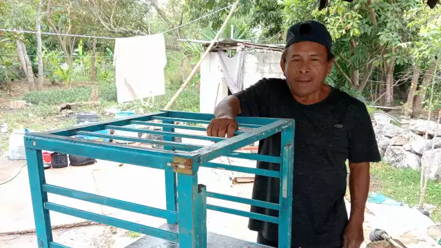 Tras un accidente, Pascual Estrella obtiene el sustento familiar mediante el reciclaje de tarimas