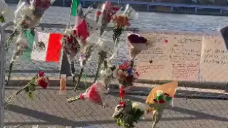 Rinden homenaje a marinos caídos en Nueva York cantando Cielito Lindo con mariachi, al pie del Puente de Brooklyn