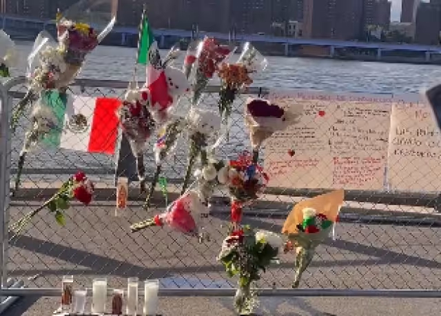 Las personas que rindieron homenaje a los marinos dejaron mensajes, flores y veladoras.