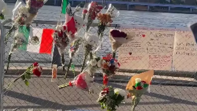 Las personas que rindieron homenaje a los marinos dejaron mensajes, flores y veladoras.