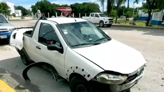 El vehículo sufrió diversos daños en la parte delantera como en su llanta El vehículo sufrió diversos daños en la parte delantera como en su llanta