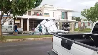 Fuertes vientos tiran estructura metálica en Arboledas