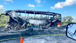 Familiares aseguraron que las autoridades solo se preocuparon abrir el paso vehicular, y no la recolección de pruebas y restos de las personas.