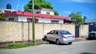 Un presunto menor de edad chocó contra la barda de un domicilio particular tras haber perdido el control