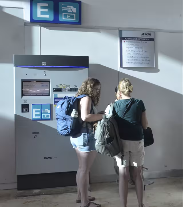 Aseguran que los cambios en horarios de vuelo les generan pérdida de tiempo, y pagar onerosas sumas para salir del estacionamiento