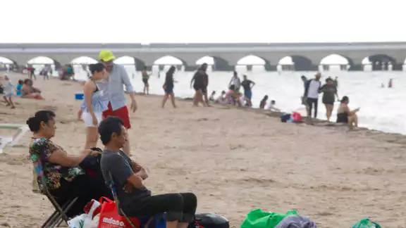 Las lluvias no causaron que los bañistas disfruten de Progreso Las lluvias no causaron que los bañistas disfruten de Progreso