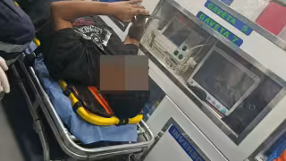 El motociclista tuvo que ser trasladado de emergencia a un hospital.