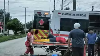 Motociclista resulta herida tras accidente con conductor de Van.