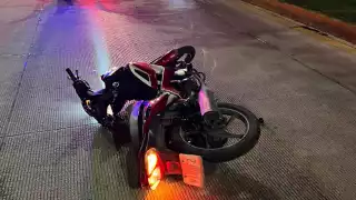 Accidente de moto en Cancún deja dos personas gravemente heridas