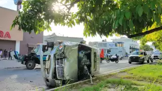 Camioneta de lujo provoca aparatoso accidente al sur de la ciudad.