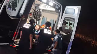 Un hombre bajó de la motocicleta con su machete para internarse en la vegetación de los terrenos baldíos, por lo que los policías corrieron tras él