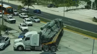 Tráiler derriba tubos sobre el bulevar Colosio y provoca caos vial rumbo al aeropuerto de Cancún