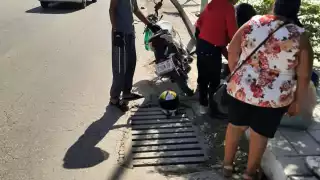 Una mujer y su hijo derraparon en su motocicleta en la Avenida Justo Sierra Méndez, posiblemente por exceso de velocidad