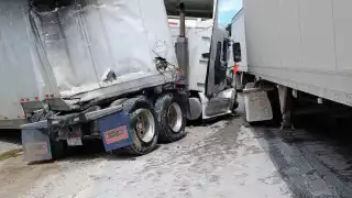 El accidente se registró en uno de los dos tráileres, intentó rebasar a un vehículo compacto