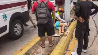 La menos de edad fue atendida por paramédicos que llegaron al lugar.