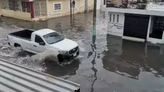 Lluvias derivadas por Sara inundan calles de Chetumal.