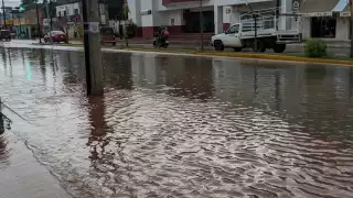 Calles del centro de la ciudad quedaron inundadas tras el fuerte aguacero registrado la noche del sábado, lo que afectó la movilidad y el transporte público