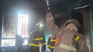 Los bomberos controlaron el incendio y revisaron el inmueble.