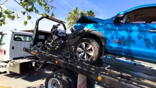 La camioneta que atropelló al motociclista sufrió daños importantes.