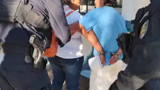 La pareja fue detenida por elementos policiacos.