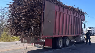 Camioneta de empresa se impacta contra unidad cañera