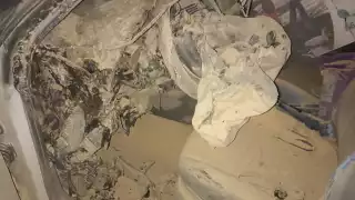 El vehículo sufrió daños importantes tras el incendio.