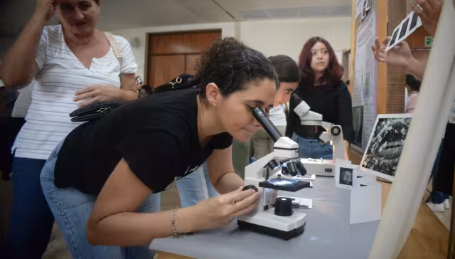 En promedio, una mujer necesita estudiar seis años más que los hombres