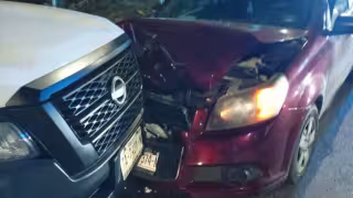 El auto de la familia registró daños importantes en el frente de la unidad.