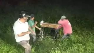 Debido a una mala maniobra ante el miedo de ser mordidos por los canes, cayeron con todo y mercancía