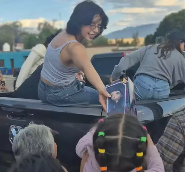 Angela entregando juguetes