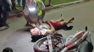 Los paramédicos llegaron al lugar y atendieron a los jóvenes accidentados.