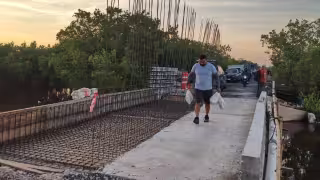 Predomina caos por retrasos en obra  del puente de Isla Arena