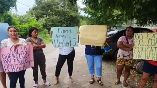 Las madres de las estudiantes comenzaron a protestar con cartulinas exigiendo su despido