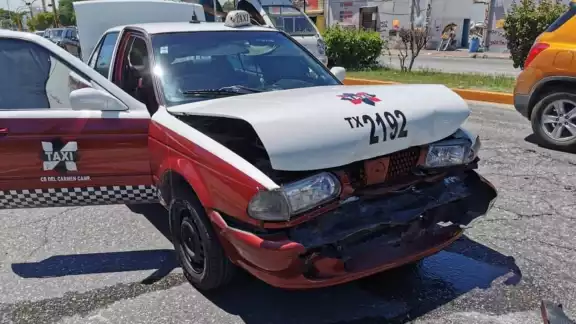 Un taxi de renta causó un accidente por exceso de velocidad y distracción al volante Un taxi de renta causó un accidente por exceso de velocidad y distracción al volante