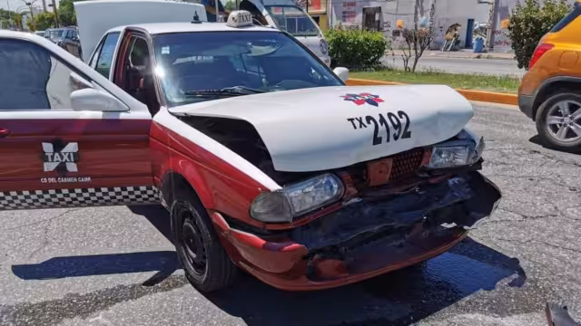 Un taxi de renta causó un accidente por exceso de velocidad y distracción al volante