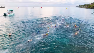 Los deportistas locales, nacionales e internacionales combinaron natación, ciclismo y carrera pedestre