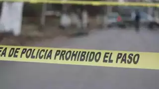 La motocicleta se encontraba destrozada en totalidad y el cuerpo parecía haber sido aplastado por los automóviles