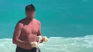 Un elemento de la Guardia Nacional intentó evitar el hurto, pero el extranjero logró llevarse dos caracolas