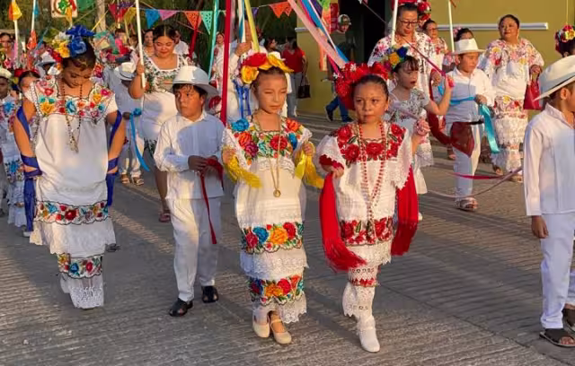 Mini Angaripola y Vaquería honran a madres en primaria