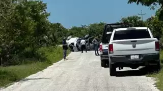 Camioneta da varias vueltas en carretera de Sabancuy; dos personas perdieron la vida