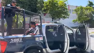 Detienen a un hombre por mostrar sus partes íntimas a menores en Cancún