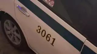 Detienen a taxista de Cancún que llevó a una pasajera a un cuarto de motel insconsciente.