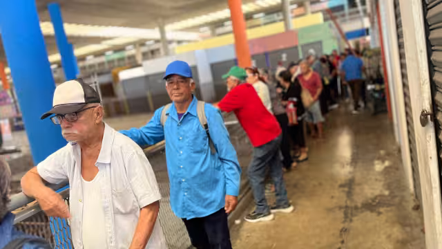 Este jueves, cientos de adultos mayores acuden a los módulos dispuestos por la ATY en el Centro de Mérida, para realizar el canje de la tarjeta Va y Ven