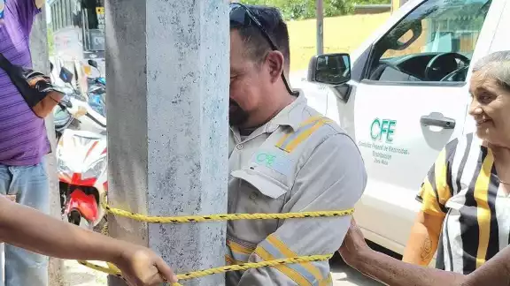 Habitantes de la localidad ataron al trabajador a un poste Habitantes de la localidad ataron al trabajador a un poste